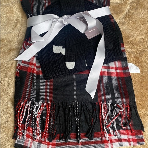 Francesca’s Scarf Beanie & Glove Gift Set Screen Compatible Christmas Gift - Picture 7 of 14